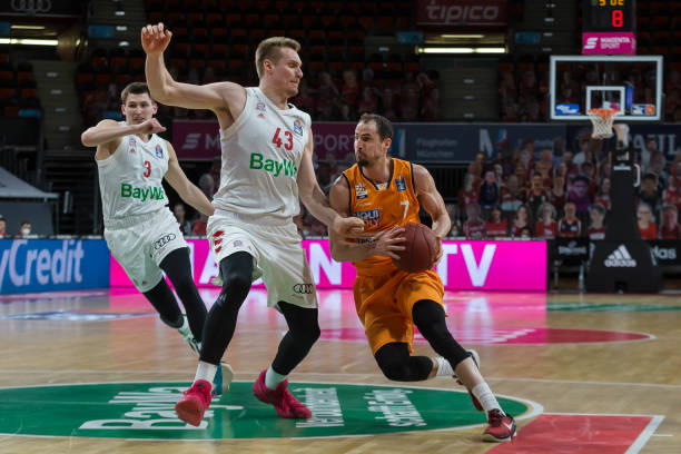 他不仅凭借 他不仅凭借